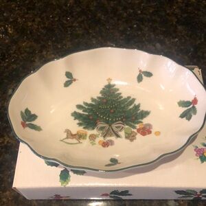 Mika’s a small candy or soap dish.